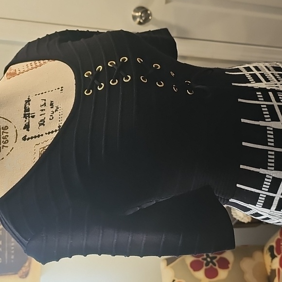 Candie's Black & White Patterned A-Line Skirt, Scoop Neck, Lace-Up Front, Size 2 - Picture 5 of 16